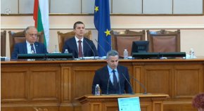 От трибуната се чуха равносметки, обвинения и благодарности.
