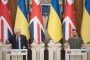 Украинският президент.Зеленски (вдясно) слуша британския премиер Борис Джонсън