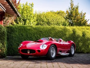 Пресъздаването на легендарния спортен автомобил на Maserati е базирано на оригинални технически чертежи и е създадено с помощта на много фабрично произведени части