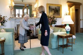 Британската кралица Елизабет II (вляво) посреща Лиз Тръс в замъка Балморал, Шотландия, където покани новоизбрания лидер на Консервативната партия да стане министър-председател на 6 септември. (Jane Barlow/AP)