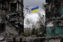 Украинско знаме се развява в пострадал жилищен район в град Бородянка, северозападно от украинската столица Киев.