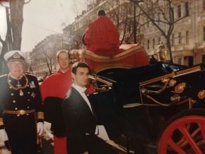 Стефан Тафров и също като Иво Христов пусна снимка само на каляска, откарала го до нейния дворец Бъкингам.