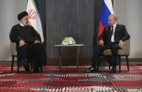 Руският президент Владимир Путин се среща с иранския си колега Ебрахим Раиси в кулоарите на срещата на върха на лидерите на Шанхайската организация за сътрудничество (ШОС) в Самарканд на 15 септември 2022 г. (Alexandr Demyanchuk / SPUTNIK / AFP)