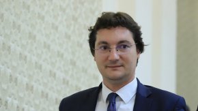 „Призоваваме следователите да изразят становище кой би бил най-подходящ. България познава много избори в съдебната власт. Обикновено спорни. Следващите 2 седмици следователите да кажат коя е тяхната номинация”, заяви още правосъдният министър.