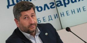 "Демократична България" ще изчакат окончателните резултати, преди да коментират изборите по същество. Това написа лидерът на коалицията Христо Иванов във фейсбук.