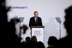 Президентът на Турция Тайип Ердоган присъства на пресконференция по време на неформалната среща на върха на ЕС-27 и срещата в рамките на Европейската политическа общност в Пражкия замък, Чехия, на 6 октомври. (Леонхард Фьогер/Reuters)