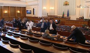 Служебният министър на отбраната Димитър Стоянов съобщи, че ведомството му внася свой законопроект за авиационен разход и план програмата за инвестиции и модернизация на армията.
