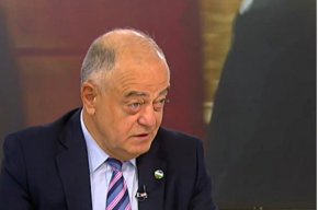 „ДБ няма да направи сделка с ГЕРБ, докато аз съм съпредседател. Борисов вечно търси начин да се допре до нас. Той трябва да се оттегли от партията му”, коментира Атанас Атанасов.

 