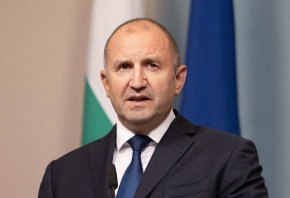 Личните ни срещи и оказаното ми доверие от негова страна ще бъдат вдъхновяващ аргумент да продължа да защитавам достойнството на България“, посочва още държавният глава в  съболезнователния си адрес.
