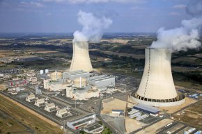 От няколко седмици продължават стачките в атомните електроцентрали, както и протестите в рафинериите и бензиностанциите, собственост на най-големите петролни компании TotalEnergies и ExxonMobil, което води до масови смущения в доставките на гориво в страната.
