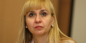 Ковачева допълва, че именно тези предложения от страна на служебното правителство стават повод да поиска предоговаряне на сроковете за либерализацията на пазара на дребно на електрическата енергия. 
