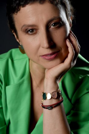 А ето и кои са участниците: Ралица Ковачева-Бежaн – вокал, автор на музиката и на текста на песента „Слънчев ден“, Калин Жечев – пиано, съавтор на музиката на аранжиментите и музикален директор на проекта, Ивелин Иванов – акордеон, Димитър Сираков – бас и Стоил Иванов-Стю – барабани