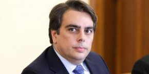 На въпрос на журналисти има ли черно на бяло чат относно избирането на председател на Комисията за младежта и спорта, Асен Василев отговори, че няма абсолютно никаква представа за такива кухненски неща. 