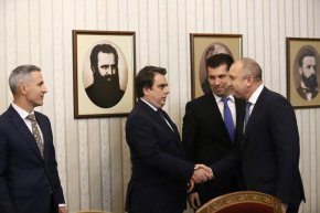 Припомняме, че миналата седмица Радев вече се срещна с депутати от ПГ на ГЕРБ-СДС, които са първата политическа сила след вота. Още тогава той подчерта, че няма да бърза с връчването на първия проучвателен мандат, който трябва да отиде при партията на Бойко Борисов. “Зависи и от хода на консултациите”,  посочи държавният глава.
