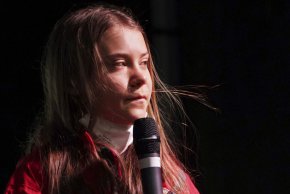 Ако икономическият растеж е единственият ни приоритет, тогава това, което преживяваме сега, би трябвало да е точно това, което трябва да очакваме", добави тя, преди да нарече добива на изкопаеми горива "расистки"