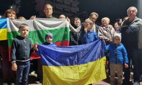 
Над 100 украинци протестираха в курорта Златни пясъци с искане да не бъдат местени от хотелите в държавните бази