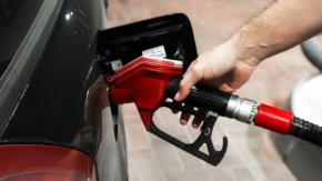 
Посрещнахме днешния 7 ноември 2022 г. с цена на нефта Уралс, от който Лукойл прави горивата у нас, от 71,36 долара срещу 82,41 долара преди година, както показва безпристрастната статистика на oilprice.com. 