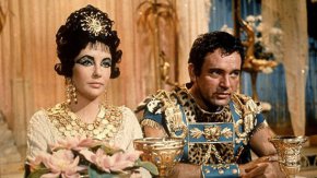 Елизабет Тейлър е в ролята на Клеопатра, а Ричард Бъртън - на Марк Антоний във филма "Клеопатра" от 1963 г Кредит: Twentieth Century Fox