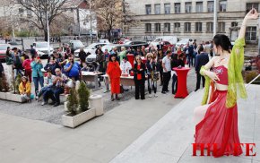 Калиграфско шоу, шоу на чаеното изкуство и демонстрация на традиционно китайско облекло, Тай Чи Чуан демонстрация и шоу на фолклорния китайски музикален инструмент Xun, както и шоу с волани бяха само част от атракциите за гостите.