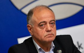 Демократи за силна България" (ДСБ) се разделя с редица ръководни кадри. Партията, оглавена от ген. Атанас Атанасов, изключи районен председател, а други петима напуснаха
