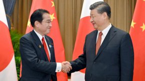 Японският министър-председател Фумио Кишида се среща с китайския лидер Си Дзинпин в кулоарите на срещата на върха на Азиатско-тихоокеанското икономическо сътрудничество (АТИС) в Банкок на 17 ноември 2022 г.
