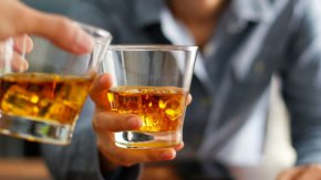
Българинът е изпил средно 31 литра алкохол през миналата година, като това е с 5 литра повече спрямо 2012 г. Употребата на цигари също се увеличава, като за миналата година едно лице е изпушило средно 780 цигари.