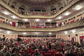 Рекорден брой от близо 1500 посетители пристъпиха днес в тайните на Народния театър „Иван Вазов“ в рамките на десетата юбилейна Нощ на театрите