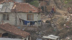 
Турското население живее в по-голямата си част в селата, и то главно в 5 области – Кърджали, Разград, Търговище, Силистра и Шумен. Малко над половината от ромите живеят в градовете, където живеят и над 72% от етническите българи.
