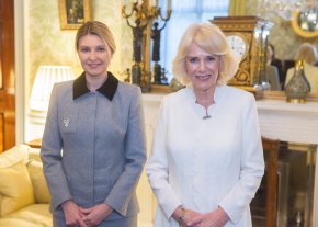 Кралицата-консорт Камила разговаря с първата дама на Украйна Олена Зеленска в Бъкингамския дворец в Лондон на 29 ноември. (Ian Jones/Buckingham Palace/Reuters)