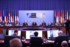 Генералният секретар на НАТО Йенс Столтенберг (в средата) говори по време на срещата на министрите на външните работи на НАТО, която се проведе в Двореца на парламента в Букурещ, Румъния, на 29 ноември. (Murat Gok/Anadolu Agency/Getty Images)