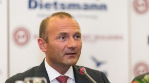 “Той не трябва да бъде по-висок от 150 евро”, настоя енергийният министър и добави, че още 15 държави се обединили около българската позиция с оформено мнозинство за цената на газа.
