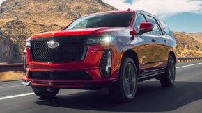  Cadillac Escalade от 2022 г. е страхотен. За да подчертаем трансформацията на Escalade в автомобила, който винаги е трябвало да бъде, сега идва версията, която много от нас винаги са искали: Cadillac Escalade-V от 2023 г.