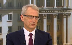 
На въпрос при неуспех на втория мандат очаква ли ГЕРБ, ДПС и БСП да се съберат и да направят правителство с третия мандат