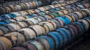
Очаква се на 5 февруари догодина да заработи  аналогично ограничение върху износа на руски петролни продукти.