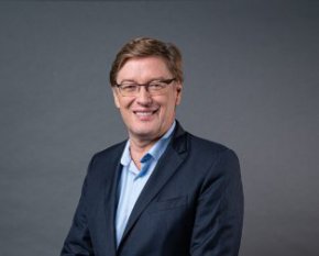 
Ралф Бартолайт има над 20 години управленски опит в ProSieben Sat.1 Media SE (ProSieben). В частност, той притежава богата дигитална експертиза на ръководни позиции в PlutoTV в Лос Анджелис, maxdome и Joyn в Мюнхен, и е работил по някои от най-значимите дигитални проекти на ProSieben.
