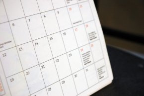 Според Кодекса на труда, когато празник съвпадне с неработни дни, първият делник след тях става почивен. Най-малко ще се работи през април и декември, а най-дълго - през август.