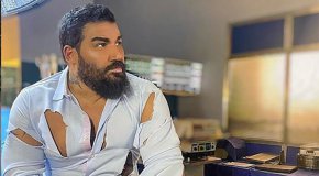  “С какво е популярна България“, след което им дава да се разбере, че 2 са най- типичните неща за родината ни. Едното е розовото масло, а другото - ромският славей Азис.