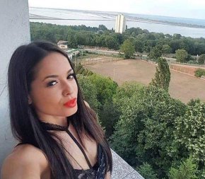  В Подкаста на Комеди Клуба тя сподели, че новият ерген Евгени Генчев е много по-възпитан и добър от Виктор Стоянов.