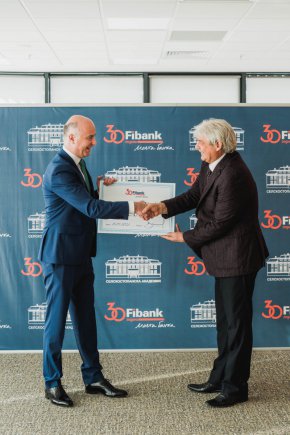 Главният изпълнителен директор на Fibank, г-н Никола Бакалов, връчи чек за дарение на председателя на Селскостопанската академия, проф. дн. инж. Мартин Банов