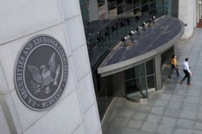 Хора излизат от централата на Комисията по ценните книжа и фондовите борси на САЩ (SEC) във Вашингтон, окръг Колумбия, САЩ, 12 май 2021 г. Снимката е направена на 12 май 2021 г.