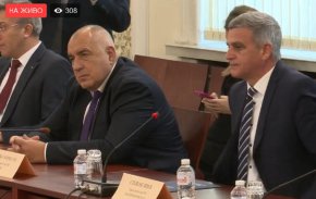 Стефан Янев, лидер на "Български възход", отбеляза, че лидерската среща, организирана от БСП, е важна, но малко закъсняла, но "по-добре късно, отколкото никога"