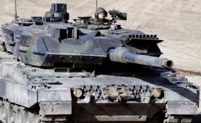 Немското правителство също обмисля да откупи обратно 15 танка Gepard, които е продало на Катар, но може да се сблъска с някои проблеми, тъй като боеприпасите за тях се произвеждат в Швейцария, която досега е отказвала да одобри реекспорт за Украйна с мотива, че това би нарушило нейния неутралитет. Някои швейцарски законодатели обаче настояват страната да преразгледа позицията си.