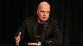 "И защо тия хора направиха това на тази сакрална дата? Явно са искали да ни кажат нещо. Най-вероятно е някаква метафора. Че са революционери и освободителите на майка България. И кого ще освобождават? - Нас. И от кого ще ни освобождават? - От лошите. И защо те ще ни освобождават? - Защото те са добрите.Разбирам, че има хора, които се възприемат като новите Левски и Раковски и които си вярват, че правят революционни комитети. Но Левски е един. И Раковски е един", написа още той.