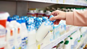 
Днешната цена е 1.15 за литър каза в "Денят започва" Николай Гълъбов, който е млекопроизводител от Брезник.
