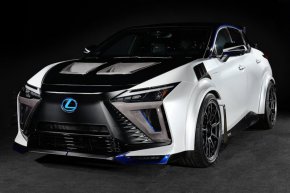 Оказва се, че Lexus не планира RZ да се продава серийно. Lexus ни потвърди, че очаква първата година от продажбите да бъде доста бавна, като прогнозира само 4900 единици да бъдат прехвърлени на американска земя и малко повече от 30 000 екземпляра да намерят нови домове по света. За разлика от тях, през 2022 г. автомобилният производител успя да продаде над 96 000 екземпляра от SUV RX. И това е само в САЩ.