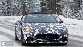 
Maserati ще предлага и напълно електрическа версия на GranCabrio Folgore. Тази конфигурация в GranTurismo се състои от три електромотора - един отпред и два отзад. Общо задвижващият агрегат има мощност 750 к. с. (560 kW) и въртящ момент 995 lb-ft (1350 Nm). Батерията е с капацитет 92,5 киловатчаса.