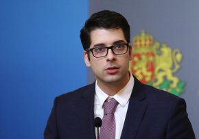 Органът ще има съвещателен характер и ще включва икономисти от академичната общност, включително от престижните международни университети. 