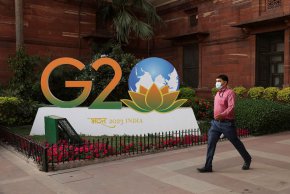 
Мъж минава покрай макет на логото на Г-20 пред сградата на Министерството на финансите в Ню Делхи, Индия, на 1 март. (Anushree Fadnavis/Reuters)