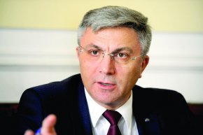 “Няма как еднопартийната власт да се случи отново. Четири пъти хората излязоха да гласуват и казаха: Стига еднолично управление. Бактън. Дойде време за промяна на промяната”, заключи лидерът на Сараите.
