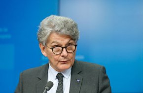 
Запитан от „Политико“ за "проруската позиция на президента Румен Радев", Бретон отговаря: „Не виждам никакви специални политически рискове. Министърът на отбраната, който е много близък с настоящия президент, ме покани на това посещение.“